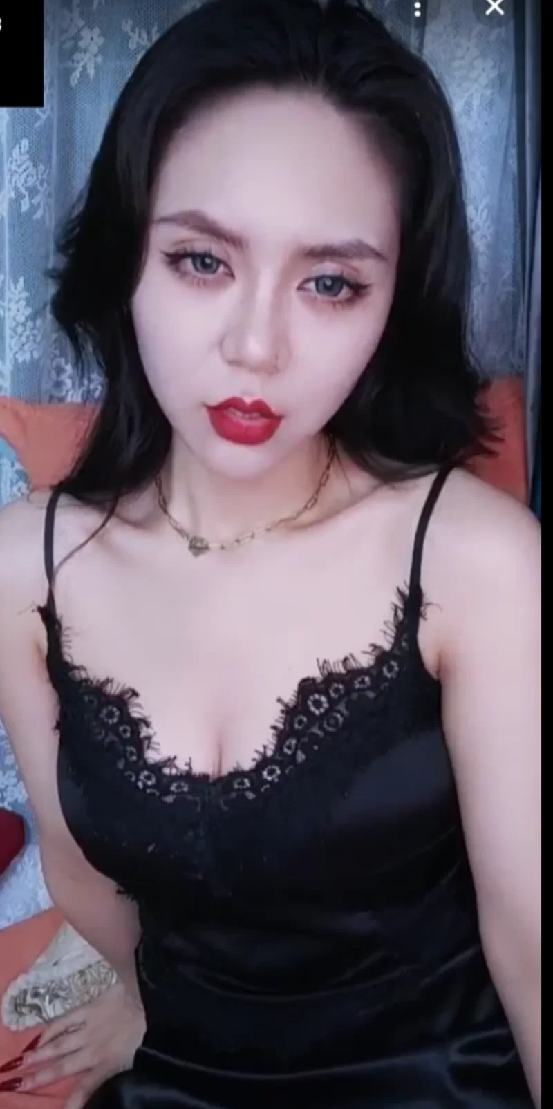 自拍 女神一对一自慰，裸聊发骚，少妇全妆【5v+2.86g】
