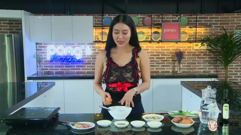 Pong&#039;s kitchen - How To Cook CLAM OMELETE - Beautiful girl Cooking.mp4_2020.jpg