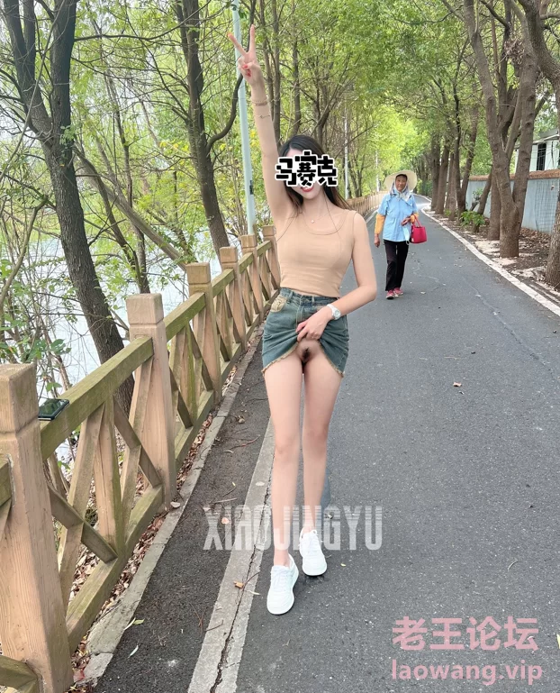 [绿帽&换妻]
[转载搬运] 《極品淫亂頂級綠帽》推特網紅人類高質量淫亂夫妻【小… [1V+826MB][百度盘]
