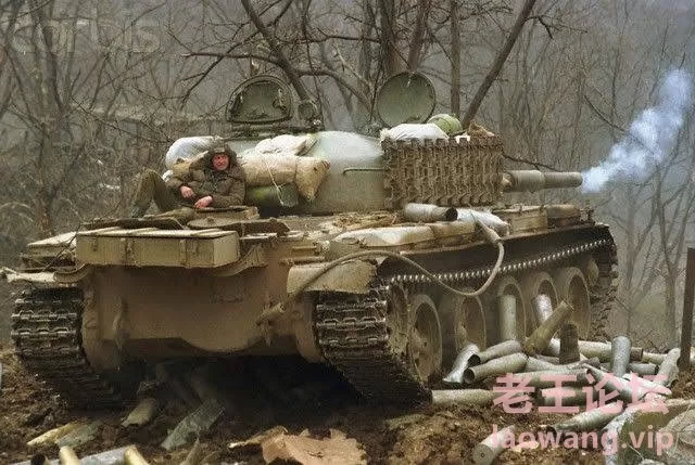 俄军第一次车臣战争中为了步兵提供火力的t62