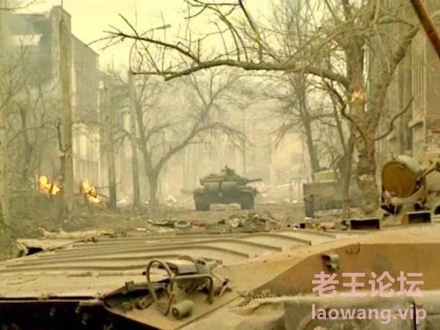 在街道上突破的俄军t80bv和边上的bmp3步兵战车