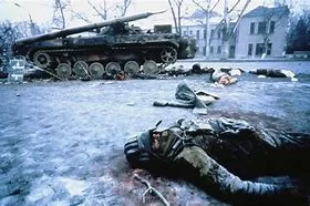俄军被击毁的bmp2步兵战车和牺牲的成员
