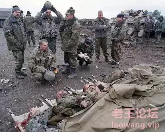 俄军正在记录牺牲的士兵