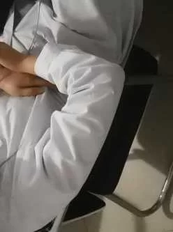 <b style='color: red;'>[已失效] </b>勾搭在医院上夜班的小护士全程实录，值班室内勾搭伸进衣服摸她奶子撩骚