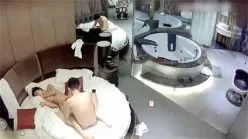 情趣酒店豪华套房水滴摄像头偷拍带着新买的情趣用品来开房的情侣[01:25:38]