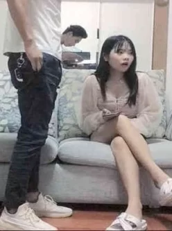 粉嫩小萝莉，身材苗条胸不小，沙发上抠穴狂插，干哭了[00:52:01]