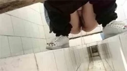 牛人潜入技校女厕偷窥出来假装打电话拍脸长发妹子路过有所察觉捂着脸不让他拍脸[00:02:08]