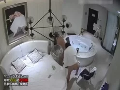 酒店特色房偷拍气质性感的漂亮小美女洗澡在浴缸被胖男友操完后又在床上继续干,这么漂亮的美女可惜了[01:01:58]