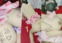 萌妹子玩调教带着项圈跪在地上翘着-屁股上写着淫语道具插入[00:30:06]