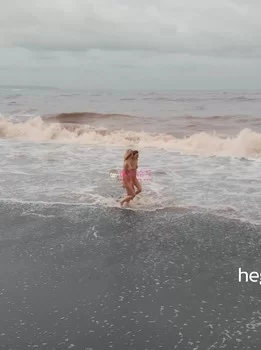 [自行打包]hegre4k新片19.07.16.a.black.beach.bali.shoot俩果体小姐姐在沙滩拍摄作品[1v/1.74G][百度云]