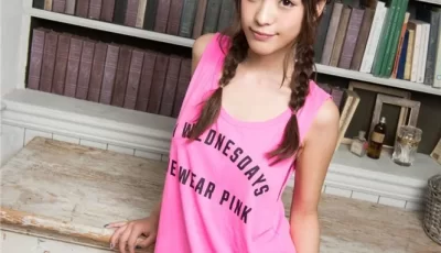 Kana Momonogi 桃乃木香奈 热裤无袖短袖套图【19P】