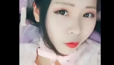 手机直播美女主播小仙女拿梳子**逼**秀逼逼很**不要错过
