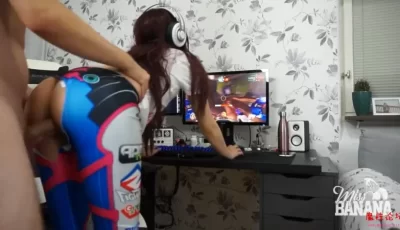 极品妹子角色扮演D.VA，边玩游戏边**，鼠标都拿不稳了【1V 35.9M】百度云