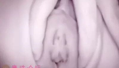 超美**喝水吃蛋玩手机样样行，不看后悔真想用大**去征服她【1V82.9M 32：00min】【百度...