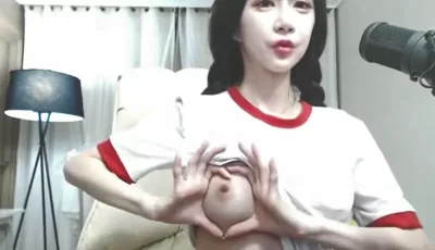 用**比心的韩国女主播[1V92.5M][百度盘]