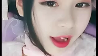 美女主播小仙女直播拿梳子玩[1V-228MB][百度网盘]