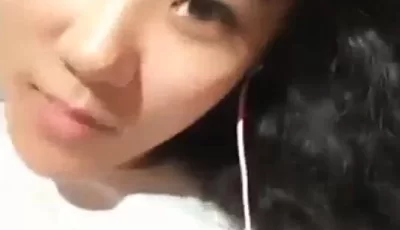气质女白领吃完肯德鸡**光了**，第一次3根手指插入爽翻了【1v/252mb】【bt种子】