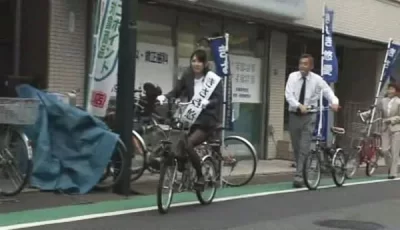 骑上座椅带**的改装自行车绕行城市【1v/175M】【百度云】