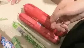 小姐姐选购了一堆火腿肠轮流插穴，滴蜡，皮鞭【1v/1.3G】【磁力链】
