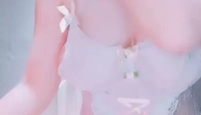 [转载搬运] 极品妹子，情趣装露出奶子，无毛骚穴振动棒抽插，高潮大量喷水，沙发湿了一片 [1v+1.72G][磁力链接]