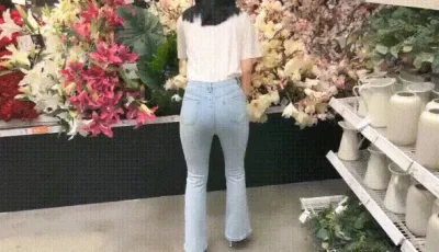 [转载搬运] 极品玲珑身材花店偶遇牛仔裤女神，带到酒店没想到这么主动，紧身牛仔裤完美显现极品身 [多p+v+资源大小][百度盘]