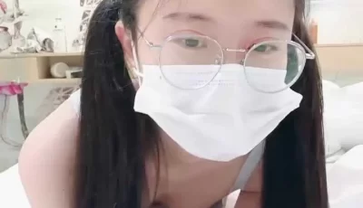 [转载搬运] 双马尾眼镜小骚货埋头大屌吸吮 怼入骚穴一顿爆草 射的太快没爽够 穿上网袜第二炮 [1v+1.1G][磁力链接]