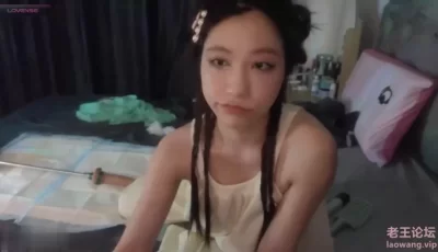 [转载搬运] 古风装扮小肚兜，虎牙妹妹炮击插穴，双镜头，带上塞，抽插无毛骚逼，按摩器双管齐下 [1v+1.41G][磁力链接]