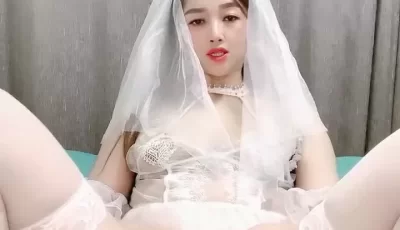 [转载搬运] 美少妇的新婚之夜 新娘装露脸大秀啪啪直播 各种玩弄各种插 无套蹂躏爆草 [1V+2.03G][磁力链接]