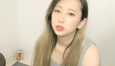 [转载搬运] 小少妇喝多了赌债肉偿撩骚小哥哥，交大鸡巴无毛骚逼尿尿给狼友看，主动上位，抠她骚穴 [1V+1.46G][磁力链接]