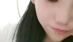 [转载搬运] 高颜值甜美白衣萌妹子来大姨妈厕所露粉奶掰穴，性感黑丝翘屁股掰开特写揉奶晃动 [1V+1431M][磁力链接]