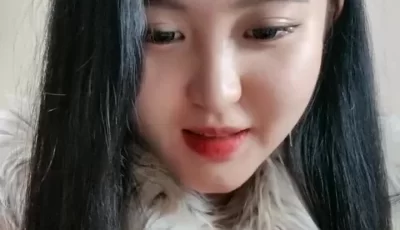 [转载搬运] 颜值超高新人美女！肉肉身材皮肤白嫩！穿上黑丝翘肥臀，舔屌自慰扣穴，张开双腿爆插 [1V+1.35G][磁力链接]