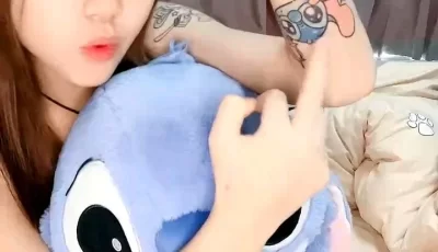 [转载搬运] 你的心动小妹，跟狼友互动撩骚听指挥，揉奶玩逼看特写，道具插入呻吟可射 [1V+321M][磁力链接]