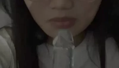[转载搬运] 眼镜妹偷偷宿舍自慰！拿出假屌吸吮，抽插小骚逼 [1v+804m][百度盘]