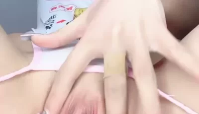[转载搬运] 白丝翘臀小尤物，淫声荡语不断撩骚，道具抽插骚穴 [1+825m][百度盘]