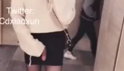 [自行打包] 推特 伪娘 漏屌外出 路人就在旁边 手艺活也不停 [1v+260m][百度盘]