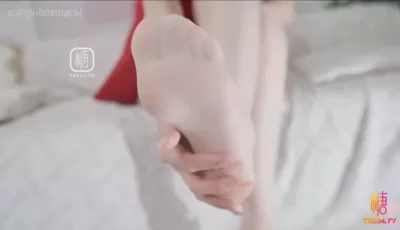 [转载搬运] 圣诞空姐风骚姨妈「桥本香菜」圣诞节菜菜姨妈的肉体调教时刻 [1v+1g][磁力链接]