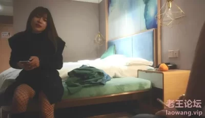 [转载搬运] 3-25胖子传媒工作室第二场约啪黑长直大奶妹子，床上打桩... [1V+1.02G][磁力链接]