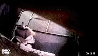 [转载搬运] 【稀缺360厕拍】，简陋旱厕，正面偸拍数位女子方便 [1V+536.73MB]