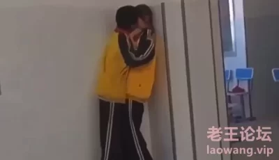 @20206592281 用户上传：小小年纪就学会强吻 [00:18]