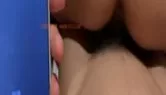 一边通过语音跟老婆文爱，一边操着身旁的妹子. [31:39]
