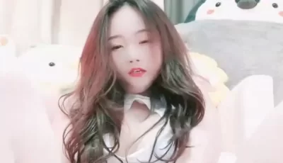 [转载搬运] 誘人白絲,臊氣沖天禦姐少婦,人美茓更美,開檔絲襪下沐洱大開 [1v+300M][百度盘]