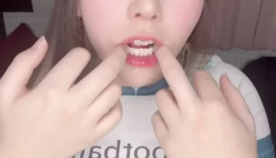 [转载搬运] 自购@_cocoa_mochi喉奥見せたり指イラマしたりする動画 [1v+762m][百度盘]