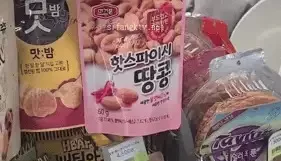 [转载搬运] 街射露出 公共场合大胆掏出JB 还有个妹子帮着撸 [1+800m][百度盘]