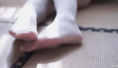 芊芊的玉足美娇娘，揉捏美乳双手忙. [02:39]