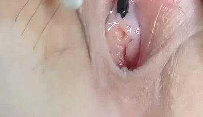 [转载搬运] 近距離來看玩弄小騷婦的性感逼逼，道具抽插尿道展示給... [2+701MB][磁力链接]