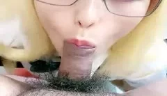 一头金发眼镜妹！外表清纯被炮友狂草！蹲在地上深喉，骑乘位白嫩奶子直晃，后入爆插很享受 [18:45]