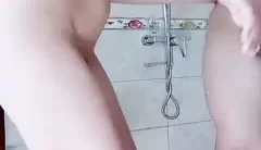 小妞就是骚欠操，在浴室被小哥玩弄，揉奶玩逼深喉大鸡巴还给小哥舔菊花真刺激，让小哥无套抽插爆草射嘴 [03:58]