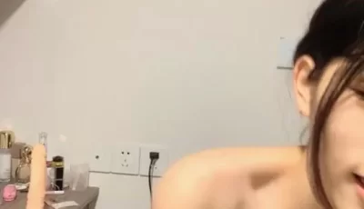 [自行打包] 02年高颜值活泼美女，大姨妈还没走完就秀，小舌头舔着假... [1v+980m][百度盘]