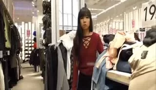 迪卡侬女主角人来人往商场服装店大胆脱光假屌自慰 [13:10]