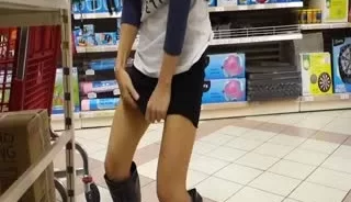 迪卡侬女主运动器材店当众自慰 [00:54]